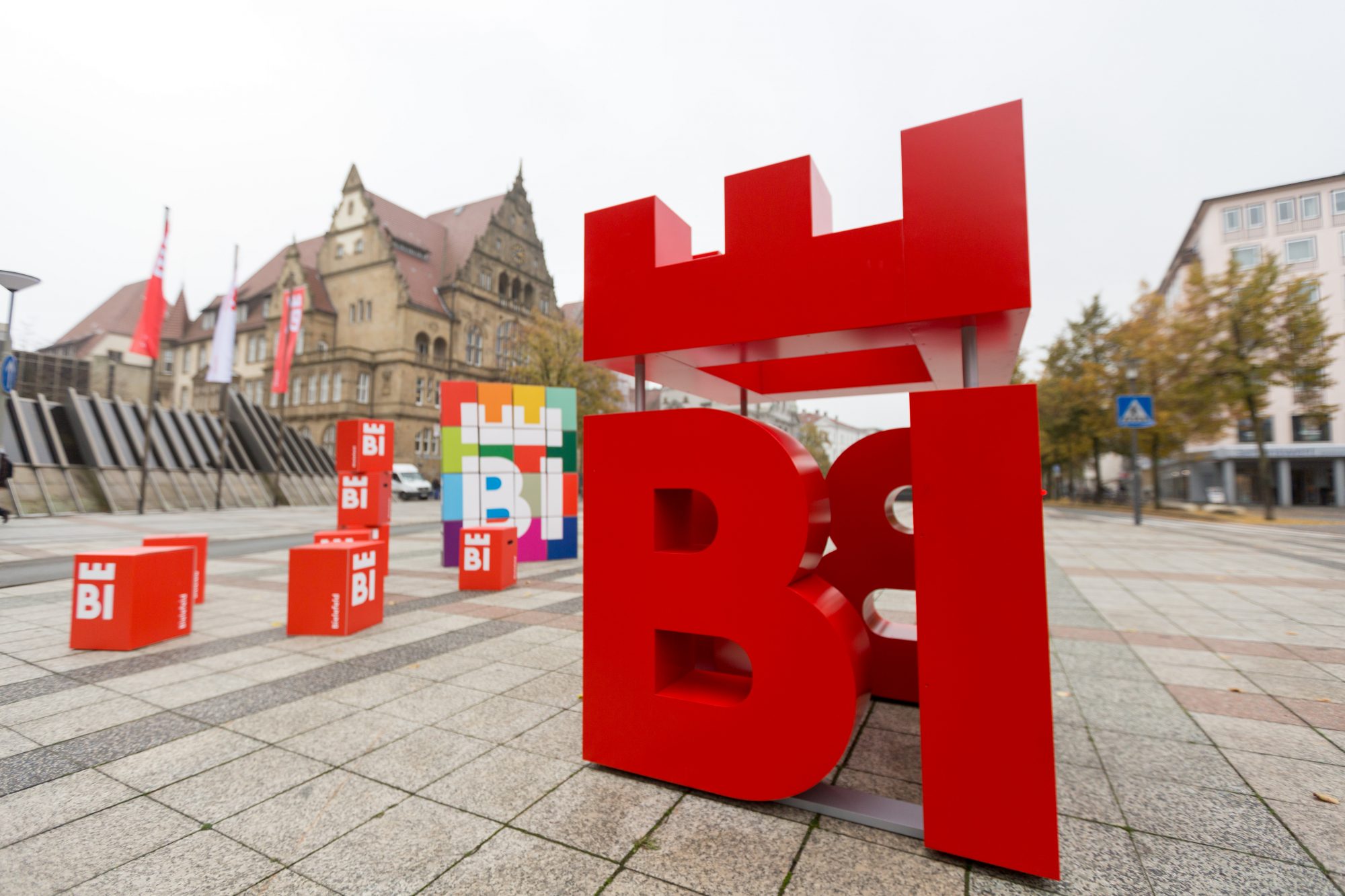 Aus dem Bielefelder Straßenbild ist es nicht mehr wegzudenken, man entdeckt es auf privaten Fahrzeugen, aber auch auf Polizei- und Rettungswagen, an öffentlichen Gebäuden und auf Plakaten: das Bielefelder Stadtlogo BIE. Es entstand 2016 im Rahmen des partizipativen Stadtmarkenprozesses - entwickelt von der Bielefelder Agentur deteringdesign. (Foto: Bielefeld Marketing)