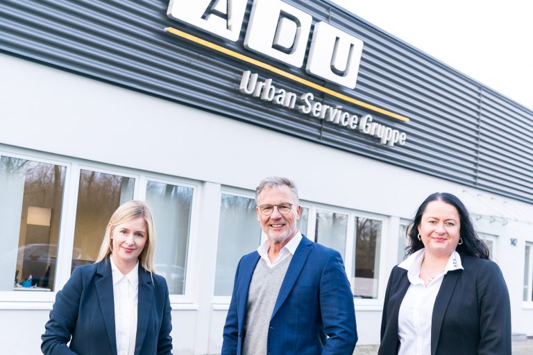 v.l.n.r Katharina Schwarzkopf (Marketing Leiterin), Jürgen Urban (Geschäftsführender Gesellschafter), Franziska Hempel (Geschäftsführerin) (Foto: Marketing OWL)