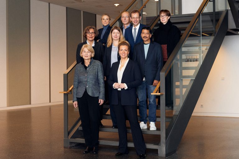 Bei Ihrem ersten Besuch an der FH Bielefeld traf NRW-Wissenschaftsministerin Ina Brandes (vorne rechts) mit Vertreterinnen und Vertretern der Hochschule zusammen - vorne links: Präsidentin Prof. Dr. Ingeborg Schramm-Wölk (vorne links); zweite Reihe v.l.n.r.: Prof. Bettina Mons, Neubaubeauftragte des Präsidiums, Prof. Dr. Michaela Hoke, Vizepräsidentin für Studium und Lehre, Prof. Dr. Anant Patel, Vizepräsident für Forschung und Entwicklung; dritte Reihe v.l.n.r.: Prof. Dr. Natalie Bartholomäus, Vizepräsidentin für Nachhaltigkeit und strategisches Human Resource Management, Dirk Hellmund, Leiter Dezernat Gebäudemanagement, Prof. Dr. Ulrich Schäfermeier, Vizepräsident Internationales und Digitalisierung, Gehsa Schnier, Vizepräsidentin für Wirtschafts- und Personalverwaltung. (Foto: P. Pollmeier/FH Bielefeld)