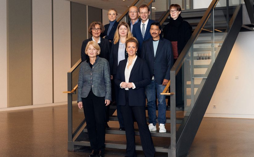 Bei Ihrem ersten Besuch an der FH Bielefeld traf NRW-Wissenschaftsministerin Ina Brandes (vorne rechts) mit Vertreterinnen und Vertretern der Hochschule zusammen - vorne links: Präsidentin Prof. Dr. Ingeborg Schramm-Wölk (vorne links); zweite Reihe v.l.n.r.: Prof. Bettina Mons, Neubaubeauftragte des Präsidiums, Prof. Dr. Michaela Hoke, Vizepräsidentin für Studium und Lehre, Prof. Dr. Anant Patel, Vizepräsident für Forschung und Entwicklung; dritte Reihe v.l.n.r.: Prof. Dr. Natalie Bartholomäus, Vizepräsidentin für Nachhaltigkeit und strategisches Human Resource Management, Dirk Hellmund, Leiter Dezernat Gebäudemanagement, Prof. Dr. Ulrich Schäfermeier, Vizepräsident Internationales und Digitalisierung, Gehsa Schnier, Vizepräsidentin für Wirtschafts- und Personalverwaltung. (Foto: P. Pollmeier/FH Bielefeld)