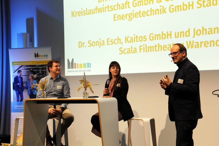 In kurzen Talkrunden wurden die Erfolge der Förderprojekte vertieft. Talkrunde mit Nachfolger und Unternehmerin (Foto: Münsterland e.V.)