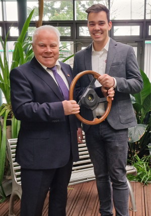 v.l.n.r.: Gerhard Pötter, Louis Pötter Symbolische Übergabe des „Steuerrads“ (Foto: Pötter)