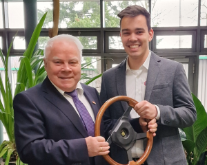 v.l.n.r.: Gerhard Pötter, Louis Pötter Symbolische Übergabe des „Steuerrads“ (Foto: Pötter)