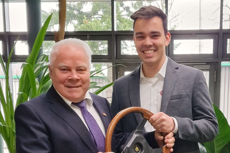 v.l.n.r.: Gerhard Pötter, Louis Pötter Symbolische Übergabe des „Steuerrads“ (Foto: Pötter)