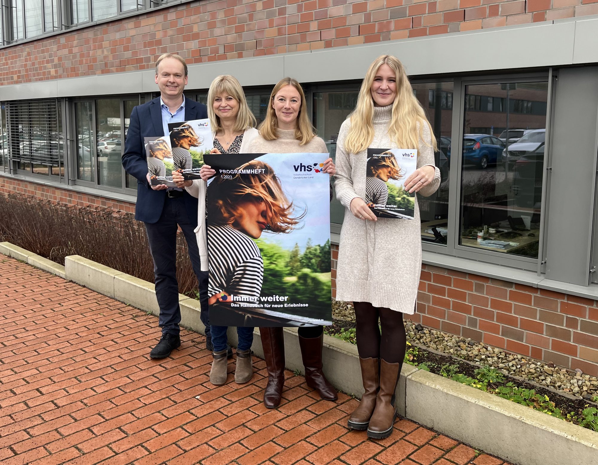 Geschäftsführer Jörg Temmeyer und die Mitarbeitenden der Volkshochschule Osnabrücker Land (vhs) präsentieren das neue Semesterprogramm (von links nach rechts: Jörg Temmeyer, Christina Grätz, Annika Blom, Daniela Kerkesner). (Foto: vhs Osnabrücker Land)