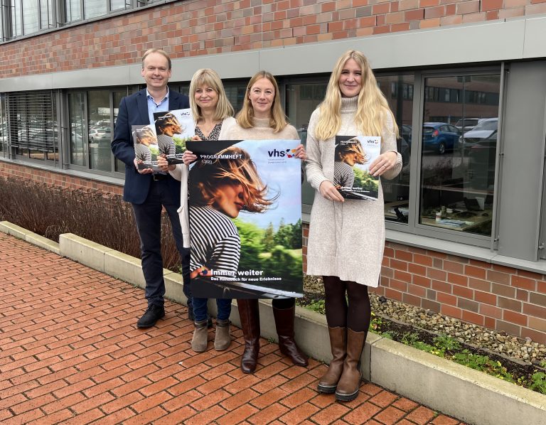 Geschäftsführer Jörg Temmeyer und die Mitarbeitenden der Volkshochschule Osnabrücker Land (vhs) präsentieren das neue Semesterprogramm (von links nach rechts: Jörg Temmeyer, Christina Grätz, Annika Blom, Daniela Kerkesner). (Foto: vhs Osnabrücker Land)