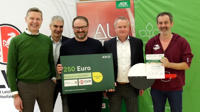 Aus Münster freuten sich die Schülerinnen und Schüler und die Lehrer der Realschule im Kreuzviertel über ihre Laufabzeichen und Preise. Von links: Frank Simolka (Unternehmensbereichsleiter der AOK NordWest), Dr. Rainer Fiesel, (Dezernent für Sport der Bezirksregierung Arnsberg), Bastian Menne (Realschule im Kreuzviertel), Manfred Schnieders (Präsident des FLVW) und Klaus Sumowski (Realschule im Kreuzviertel). (Foto: AOK/hfr.)