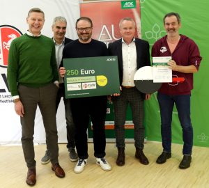 Aus Münster freuten sich die Schülerinnen und Schüler und die Lehrer der Realschule im Kreuzviertel über ihre Laufabzeichen und Preise. Von links: Frank Simolka (Unternehmensbereichsleiter der AOK NordWest), Dr. Rainer Fiesel, (Dezernent für Sport der Bezirksregierung Arnsberg), Bastian Menne (Realschule im Kreuzviertel), Manfred Schnieders (Präsident des FLVW) und Klaus Sumowski (Realschule im Kreuzviertel). (Foto: AOK/hfr.)