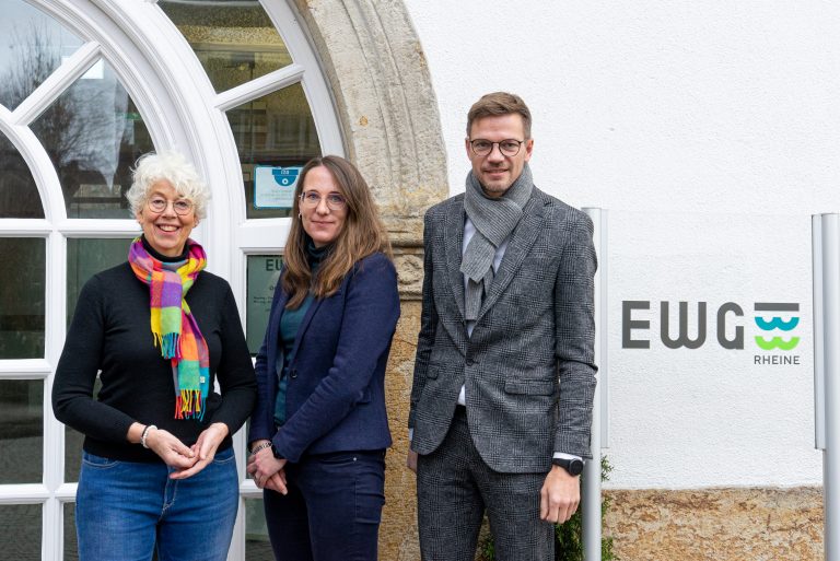 (v.l.): Anne Muldbrücker, Katrin Meyer und EWG-Geschäftsführer Ingo Niehaus (Foto: Stadt Rheine / EWG)