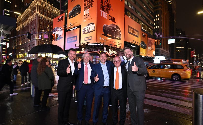 SIXT lässt New Yorker Times Square in Orange erstrahlen