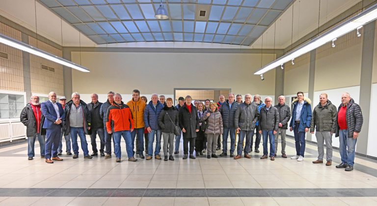 Geschäftsführer Tobias Koch (2.v.l.) sowie die SWTE-Mitarbeiter Benjamin Krause (2.v.r.) und Kai Birkmann (3.v.r.) luden die Mitglieder der AG 60 plus zum Rundgang über das Stadtwerke-Gelände ein. (Foto: SWTE)