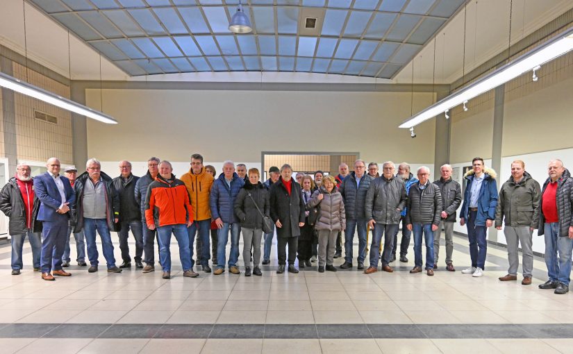 Geschäftsführer Tobias Koch (2.v.l.) sowie die SWTE-Mitarbeiter Benjamin Krause (2.v.r.) und Kai Birkmann (3.v.r.) luden die Mitglieder der AG 60 plus zum Rundgang über das Stadtwerke-Gelände ein. (Foto: SWTE)