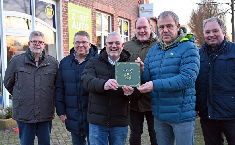 Marcus Rüdiger (3.v.l.) und Vorsitzender Michael Winnemöller (2.v.r.) präsentieren das Multime-dia-Jubiläumsbuch. Klaus Niehues (r.), Ralf Wolters (v.l.), Tobias Sommer und Stefan Lütkemeier freuen sich über die Spende der Stadtwerke Tecklenburger Land. (Foto: Stadtwerke Tecklenburger Land / Vera Konermann)