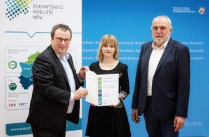 Oliver Krischer (Minister für Umwelt, Naturschutz und Verkehr des Landes Nordrhein-Westfalen), Corina Schenk (Mobilitätsmanagerin Stadt Büren) und Theo Jansen (Geschäftsstellenleiter des Zukunftsnetz Mobilität NRW) bei der Urkundenübergabe (Foto: MUNV NRW/Ralph Sondermann)