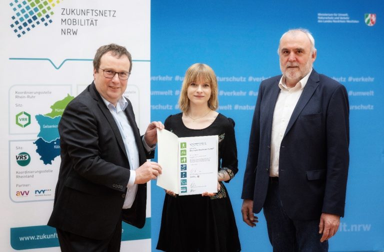 Oliver Krischer (Minister für Umwelt, Naturschutz und Verkehr des Landes Nordrhein-Westfalen), Corina Schenk (Mobilitätsmanagerin Stadt Büren) und Theo Jansen (Geschäftsstellenleiter des Zukunftsnetz Mobilität NRW) bei der Urkundenübergabe (Foto: MUNV NRW/Ralph Sondermann)