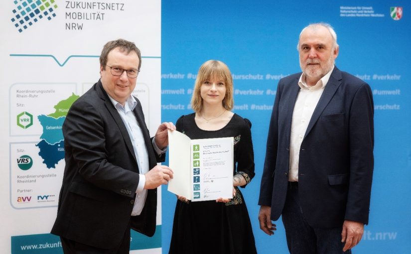 Oliver Krischer (Minister für Umwelt, Naturschutz und Verkehr des Landes Nordrhein-Westfalen), Corina Schenk (Mobilitätsmanagerin Stadt Büren) und Theo Jansen (Geschäftsstellenleiter des Zukunftsnetz Mobilität NRW) bei der Urkundenübergabe (Foto: MUNV NRW/Ralph Sondermann)