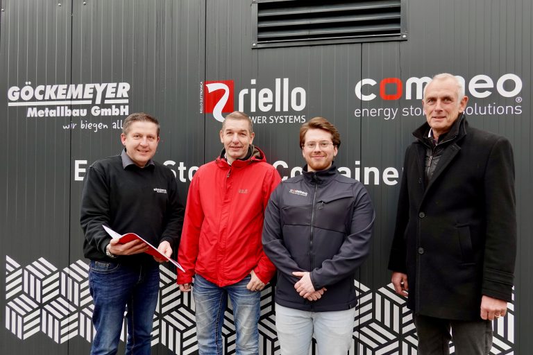 Martin Göckemeyer, Göckemeyer Metallbau (v.li.), Volker Andreas Liebenhagen, Riello Power Systems, Sander Vincent, Commeo GmbH, und Thomas Serries, WI-GOS-UnternehmensService, freuen sich über den Erfolg der regionalen Zusammen-arbeit. (Foto: Sandra Joachim-Meyer)