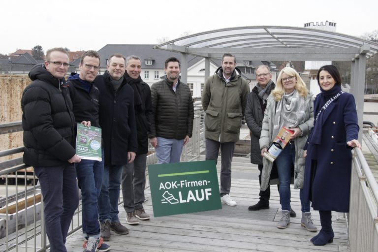 (von li.): Ab sofort bis zum 2. Mai nehmen die Organisatoren des 13. AOK-Firmenlaufes Lippe Anmeldungen unter www.firmenlauf-lippe.de entgegen. Frühbucher erhalten bis zum 10. April einen Rabatt (von links): Björn Spisla (Bad Meinberger), Bernd Weber (Veranstalter vom Laufladen Endspurt), Oliver Siekmann (Stadtmarketing Bad Salzuflen), Dirk Tolkemitt (Bürgermeister Bad Salzuflen), Matthias Wehmhöner (AOK-Serviceregionsleiter), Peter Hagemann (Geschäftsführer VitaSol Therme), Thomas Petersen und Stephanie Brune (Privat-Brauerei Strate Detmold), Anna-Lisa Davidovic (Stadtwerke Bad Salzuflen). (Foto: AOK/hfr.)