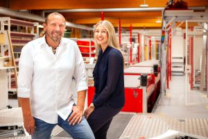 Neu in der ASSMANN-Geschäftsleitung: Karla Aßmann (re.) neben ihrem Vater Dirk Aßmann. (Foto: Assmann)