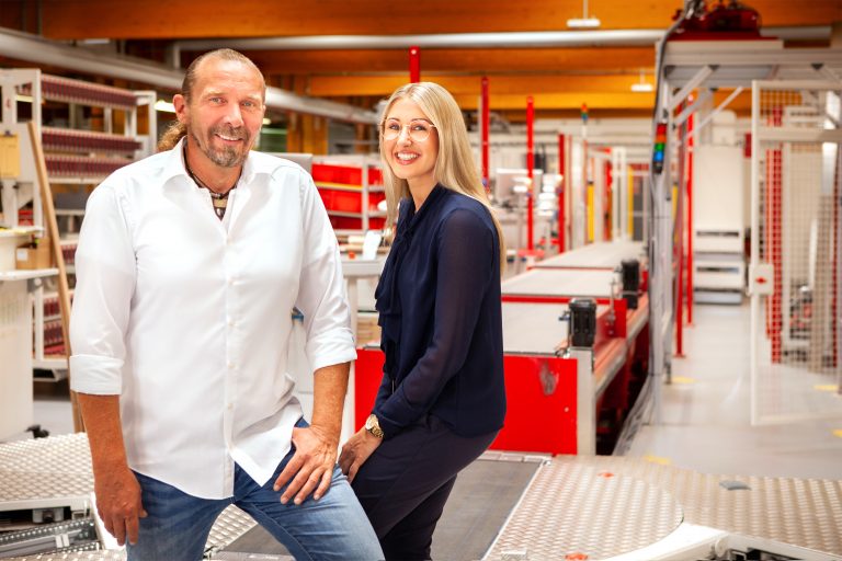 Neu in der ASSMANN-Geschäftsleitung: Karla Aßmann (re.) neben ihrem Vater Dirk Aßmann. (Foto: Assmann)