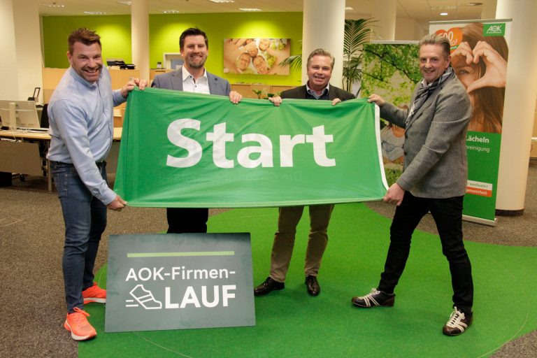 Startklar für den 7. AOK-Firmenlauf Herford am 7. Juni (von li.): Markus Ritter (Hellweg Solution), Matthias Wehmhöner (AOK-Serviceregionsleiter) Tim Kähler (Bürgermeister Hansestadt Herford) und Ingo Schaffranka (Hellweg Solution). (Foto: AOK/hfr.)