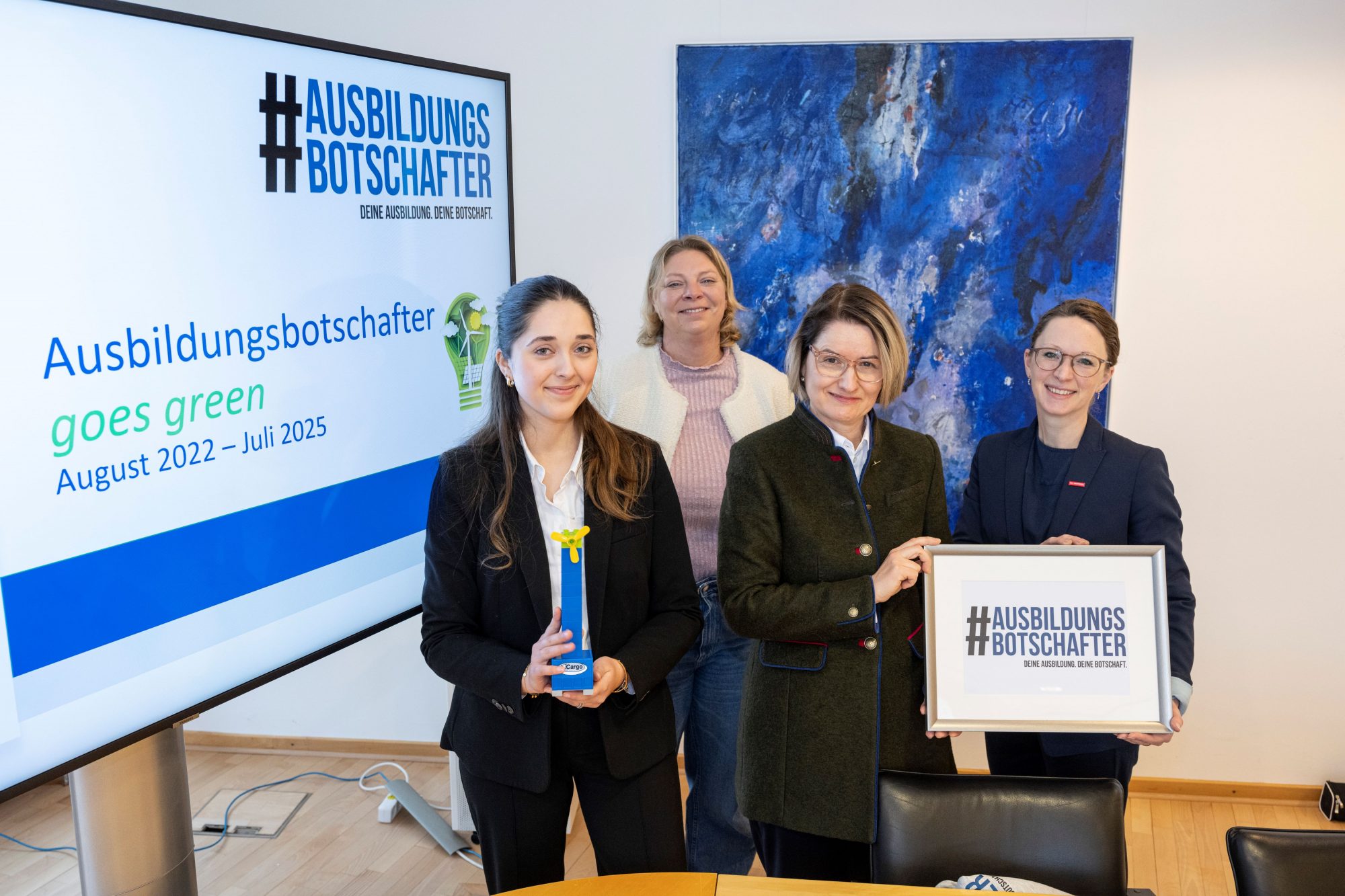 (von links): IHK-Projektkoordinatorin Florentina Berisha, HWK- Projektkoordinatorin Meike Wirtz-Winkler, IHK-Geschäftsbereichsleiterin Aus- und Weiterbildung Juliane Hünefeld-Linkermann und HWK-Dezernatsleiterin Berufsbildung und Prüfungswesen Anna Brockhoff (Bildquelle: IHK/Hermann Pentermann).