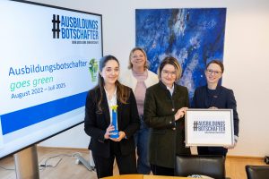 (von links): IHK-Projektkoordinatorin Florentina Berisha, HWK- Projektkoordinatorin Meike Wirtz-Winkler, IHK-Geschäftsbereichsleiterin Aus- und Weiterbildung Juliane Hünefeld-Linkermann und HWK-Dezernatsleiterin Berufsbildung und Prüfungswesen Anna Brockhoff (Bildquelle: IHK/Hermann Pentermann).