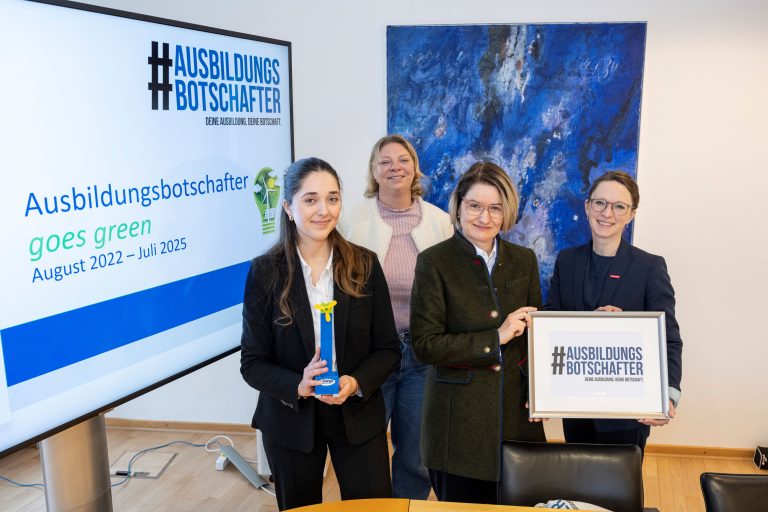 (von links): IHK-Projektkoordinatorin Florentina Berisha, HWK- Projektkoordinatorin Meike Wirtz-Winkler, IHK-Geschäftsbereichsleiterin Aus- und Weiterbildung Juliane Hünefeld-Linkermann und HWK-Dezernatsleiterin Berufsbildung und Prüfungswesen Anna Brockhoff (Bildquelle: IHK/Hermann Pentermann).