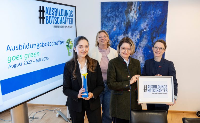 (von links): IHK-Projektkoordinatorin Florentina Berisha, HWK- Projektkoordinatorin Meike Wirtz-Winkler, IHK-Geschäftsbereichsleiterin Aus- und Weiterbildung Juliane Hünefeld-Linkermann und HWK-Dezernatsleiterin Berufsbildung und Prüfungswesen Anna Brockhoff (Bildquelle: IHK/Hermann Pentermann).