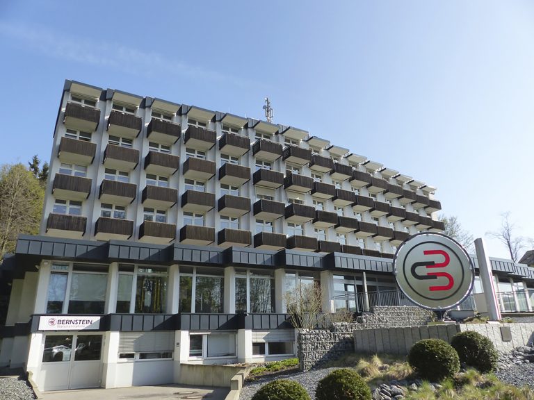 Der Hauptsitz der BERNSTEIN AG in einer ehemaligen Kurklinik in Porta Westfalica Hausberge. (Foto: Bernstein AG)