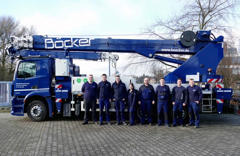 Die jungen Talente sind bestens vorbereitet für ihre weitere Berufslaufbahn (v.l.n.r.): Jonas Hoselmann, Nico Schäper, Florian Schuster, Annika Brychzy, Samed Kocakoglu, Mike Czypionka, Jan Joswig, Benjamin Razlaf (nicht im Bild: Christopher Hermans) (Foto: Böcker)