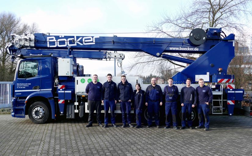 Die jungen Talente sind bestens vorbereitet für ihre weitere Berufslaufbahn (v.l.n.r.): Jonas Hoselmann, Nico Schäper, Florian Schuster, Annika Brychzy, Samed Kocakoglu, Mike Czypionka, Jan Joswig, Benjamin Razlaf (nicht im Bild: Christopher Hermans) (Foto: Böcker)