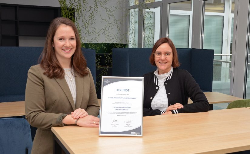 Freuen sich über die Auszeichnung: Caroline Bückendorf (links) und Tassia Giannopoulos präsentieren die Urkunde „Gesunder Arbeitgeber“. (Foto: Gauselmann)