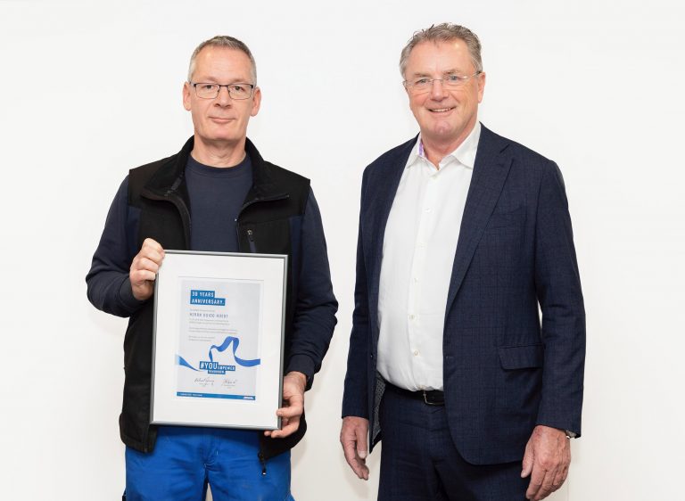 Seit 30 Jahren bei DENIOS aktiv: Guido Hoedt nimmt die Glückwünsche von Firmengründer Helmut Dennig entgegen (Foto: Denios)