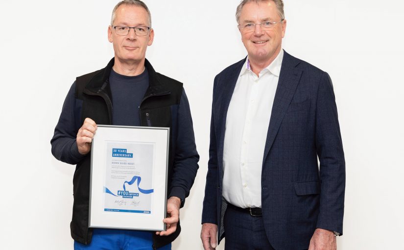 Seit 30 Jahren bei DENIOS aktiv: Guido Hoedt nimmt die Glückwünsche von Firmengründer Helmut Dennig entgegen (Foto: Denios)