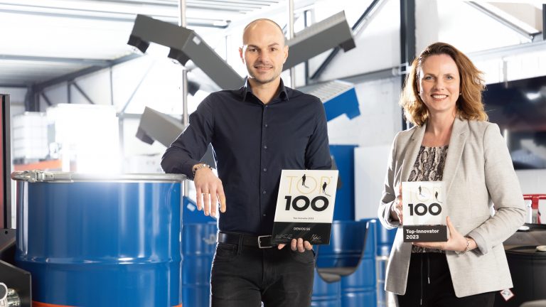 Ausgezeichnete Arbeit: Ingo Schlutter und Ricarda Fleer von der DENIOS SE mit dem TOP 100-Siegel (Foto: Denios)