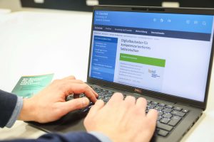 DigikoS fördert die Selbstlernkompetenzen Studierender mit der Unterstützung der Digital Learning Scouts. (Foto: S. Jonek/FH Bielefeld)