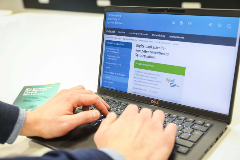 DigikoS fördert die Selbstlernkompetenzen Studierender mit der Unterstützung der Digital Learning Scouts. (Foto: S. Jonek/FH Bielefeld)