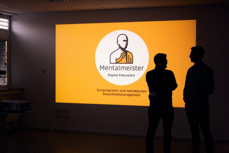 Die Mentalmeister vermitteln in ihren Kursen den achtsamen Umgang mit digitalen Medien – für mehr Produktivität in Unternehmen. (Foto: P. Pollmeier/FH Bielefeld)