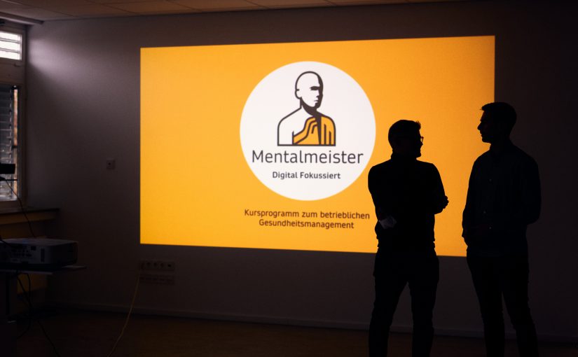 Die Mentalmeister vermitteln in ihren Kursen den achtsamen Umgang mit digitalen Medien – für mehr Produktivität in Unternehmen. (Foto: P. Pollmeier/FH Bielefeld)