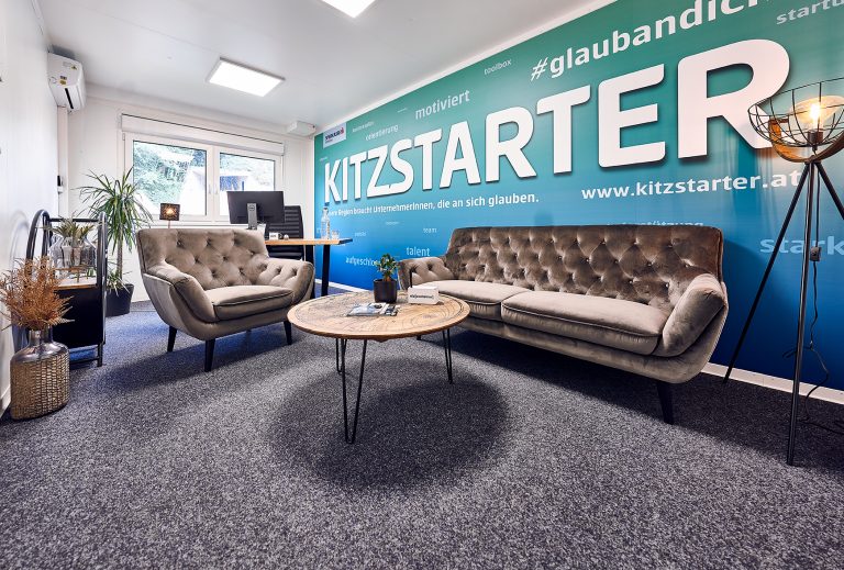 Loungebereiche innen und auf der Dachterrasse sorgen für eine kommunikative Umgebung, in der man sich gerne aufhält. (Foto: ELA)