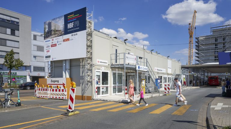 Das Interims-Reisezentrum der Deutschen Bahn in Paderborn stellt die Kundenbetreuung während der Bauzeit sicher. (Foto: ELA Container GmbH)