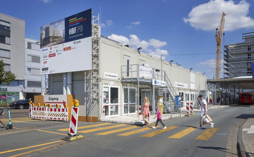 Das Interims-Reisezentrum der Deutschen Bahn in Paderborn stellt die Kundenbetreuung während der Bauzeit sicher. (Foto: ELA Container GmbH)