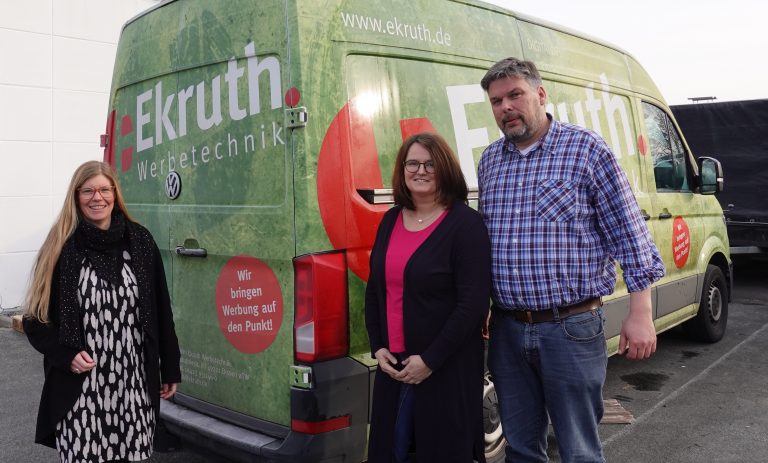 Andrea Frosch vom WIGOS-UnternehmensService (li.) informierte sich bei Jasmin und Björn Ekruth über die Erfahrungen mit der Vier-Tage-Woche. (Foto: Sandra Joachim-Meyer)