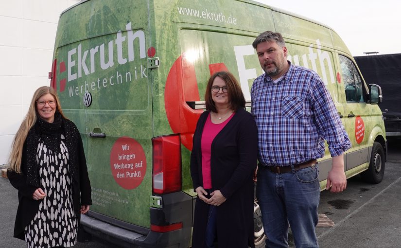 Andrea Frosch vom WIGOS-UnternehmensService (li.) informierte sich bei Jasmin und Björn Ekruth über die Erfahrungen mit der Vier-Tage-Woche. (Foto: Sandra Joachim-Meyer)