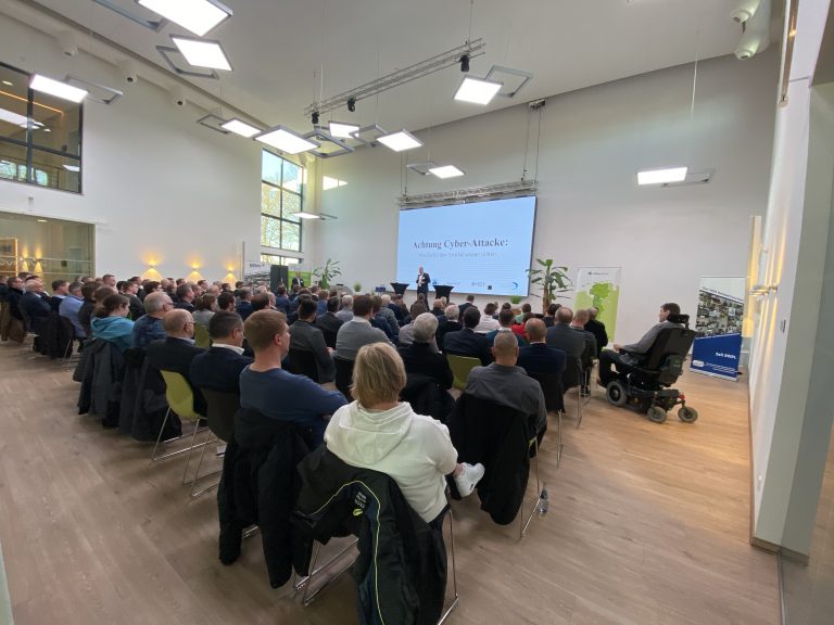 Die Teilnehmenden waren gebannt von der eindrucksvollen Vorführung der Kanzlei Op-penhoff & Partner. (Foto: Wachstumsregion Ems-Achse)