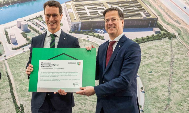 Feierliche Gebäudeübergabe mit (von links) Ministerpräsident Hendrik Wüst und Prof. Dr. Axel Müller-Groeling (Vorstand der Fraunhofer-Gesellschaft). (Foto: Depenbrock)