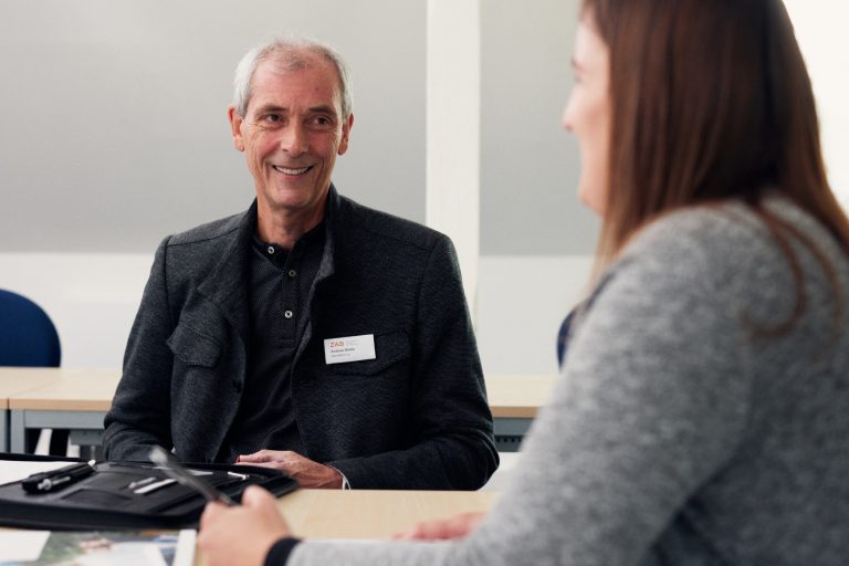 Andreas Winter und Ronja Preißler stimmen Bedarf und Angebot der Weiterbildungen im Gesundheitsbereich miteinander ab. (Foto: P. Pollmeier/FH Bielefeld)