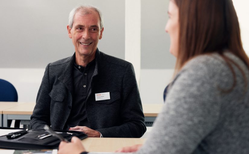 Andreas Winter und Ronja Preißler stimmen Bedarf und Angebot der Weiterbildungen im Gesundheitsbereich miteinander ab. (Foto: P. Pollmeier/FH Bielefeld)