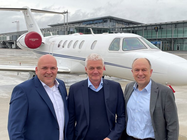 v.l.: Geschäftsführer Roland Hüser, Projektleiter Stefan Kracht, Aufsichtsratsvorsitzender Landrat Christoph Rüthe (Foto: FMP Paderborn / Lippstadt)
